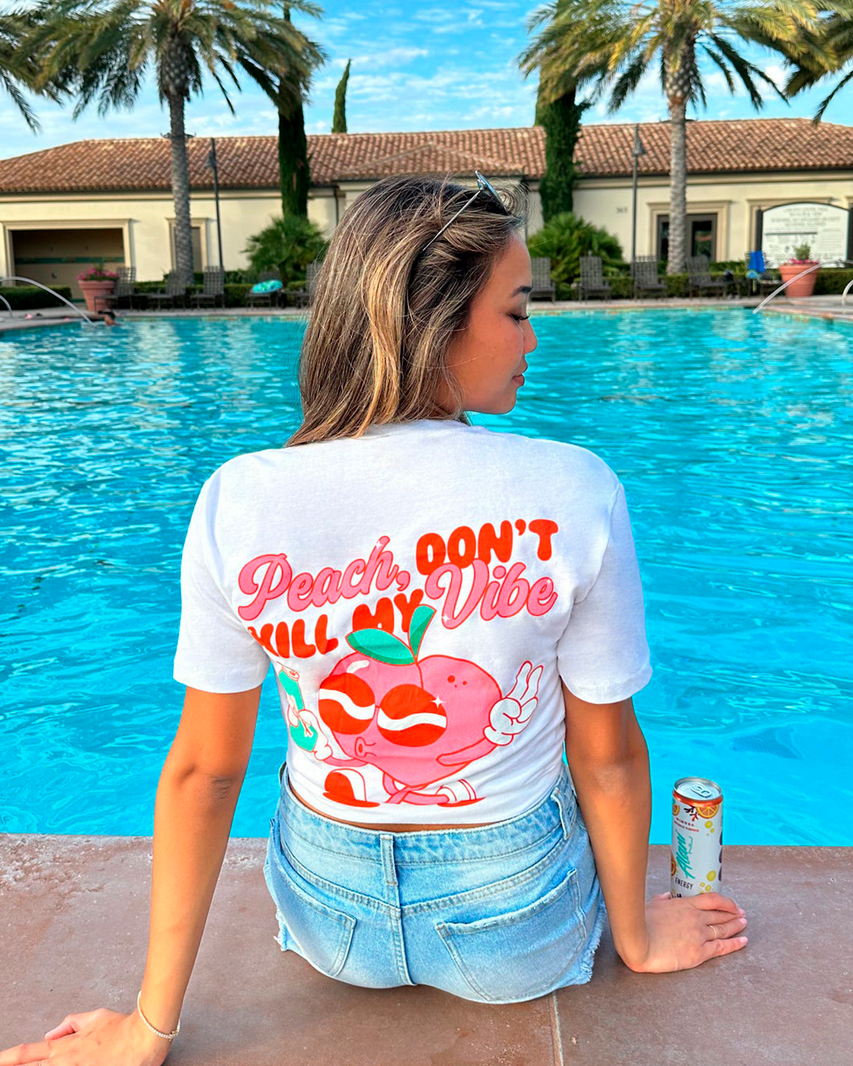 A girl wearing the Alani Peach T-shirt.